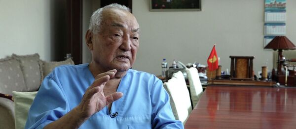 93 жашында шуулдап операция жасаган Мамакеев. Дарыгердин иш учурунан видеобаян 93 жашында шуулдап операция жасаган Мамакеев. Дарыгердин иш учурунан видеобаян - Sputnik Кыргызстан