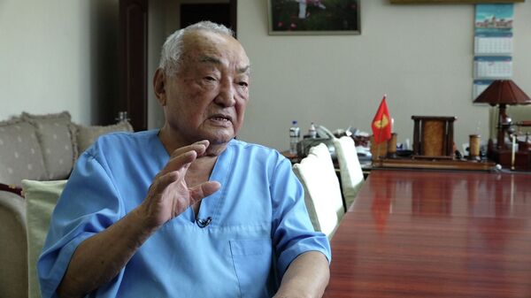 Рука крепка, глаза остры — как работает 93-летний хирург Мамакеев. Видео - Sputnik Кыргызстан
