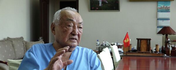 Рука крепка, глаза остры — как работает 93-летний хирург Мамакеев. Видео - Sputnik Кыргызстан