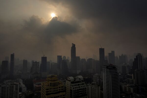 Солнце пробивается сквозь смог в Бангкоке, Таиланд - Sputnik Кыргызстан