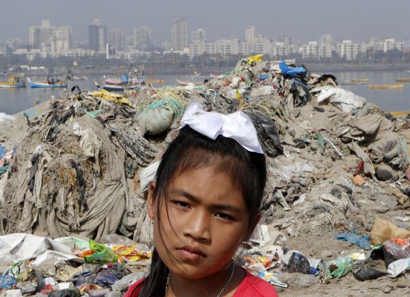 8-летняя активистка Лициприя Кангуджам на пляже Джуху во время уборки мусора, Мумбаи, Индия - Sputnik Кыргызстан