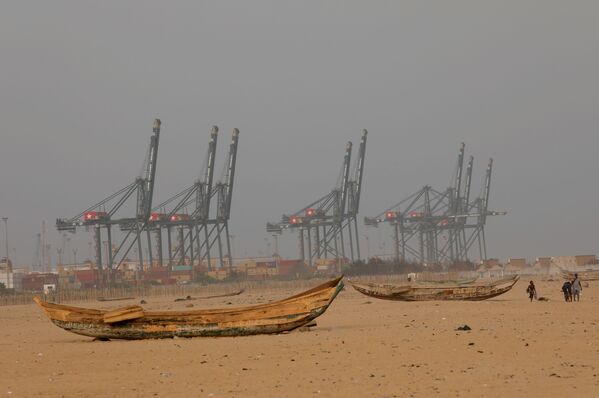 Брошенные лодки на побережье столицы Того, подвергающегося береговой эрозии - Sputnik Кыргызстан