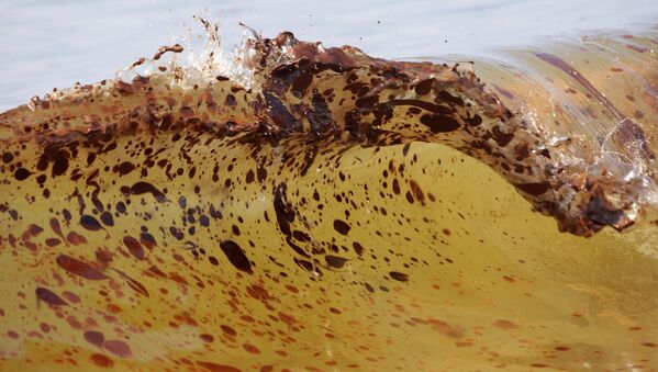 Вода после разлива нефти в Мексиканском заливе в апреле 2010 года, когда произошел взрыв на нефтяной платформе - Sputnik Кыргызстан