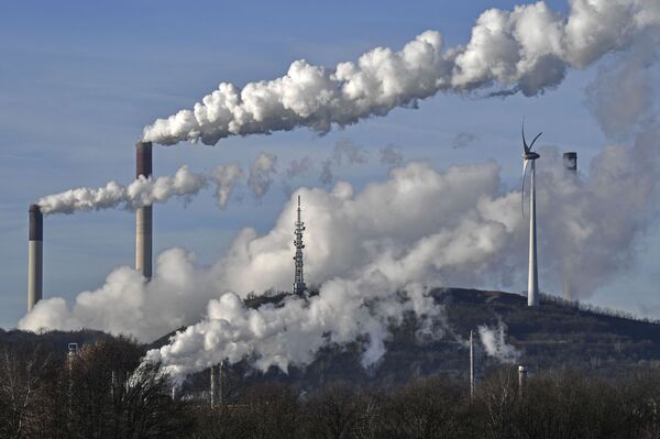 Угольная электростанция энергетической компании Uniper и нефтеперерабатывающий завод BP в Германии - Sputnik Кыргызстан