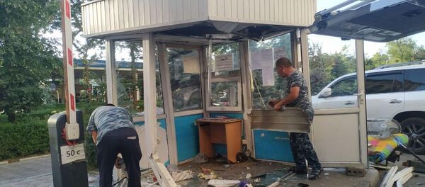 Таран внедорожника будку охраны в центре Бишкека Таран внедорожника будку охраны в центре Бишкека - Sputnik Кыргызстан