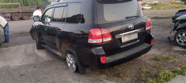 Бишкекте күзөтчү будкасын сүзгөн айдоочуну кармоо - Sputnik Кыргызстан