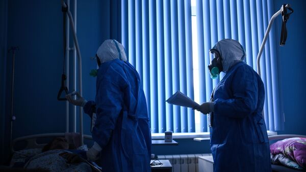 Врачи во время обхода в госпитале для лечения зараженных коронавирусной инфекцией COVID-19. Архивное фото - Sputnik Кыргызстан