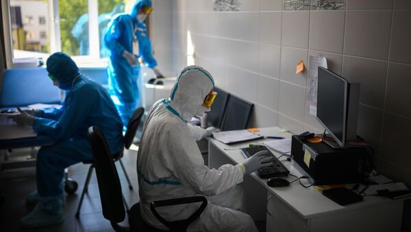Врача в ординаторской в госпитале для лечения зараженных коронавирусной инфекцией COVID-19. Архивное фото - Sputnik Кыргызстан
