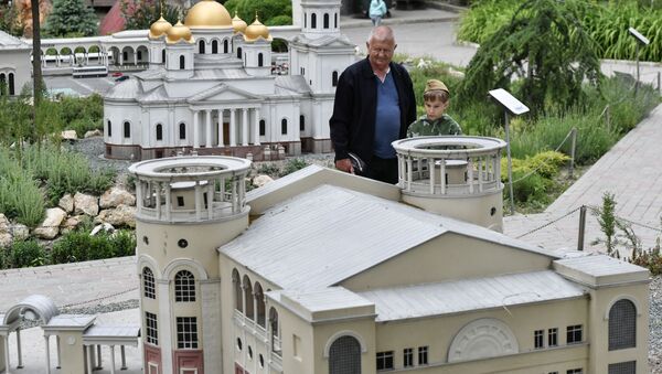 Посетители в Бахчисарайском парке Крым в миниатюре на ладони - Sputnik Кыргызстан