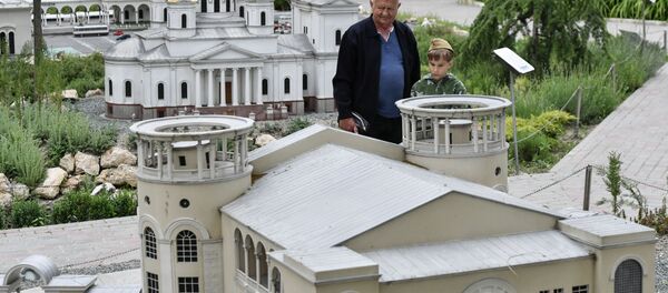 Посетители в Бахчисарайском парке Крым в миниатюре на ладони - Sputnik Кыргызстан