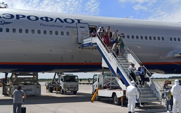 В Кыргызстан прибыл самолет с 460 гражданами КР, сообщает пресс-служба МИД - Sputnik Кыргызстан