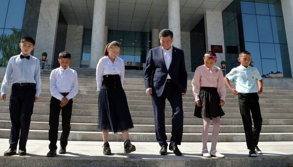 Встреча президента КР Сооронбая Жээнбекова с детьми — участниками телепроекта Мээрим - Sputnik Кыргызстан