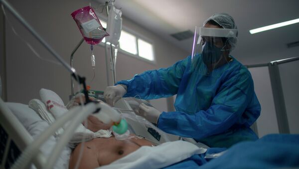 Медицинский работник заботится о пациенте в отделении интенсивной терапии больницы. Архивное фото - Sputnik Кыргызстан