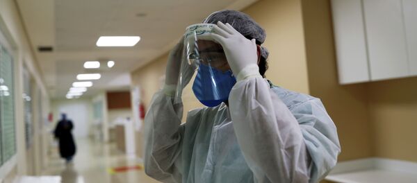 Врач надевает защитную маску. Архивное фото Врач надевает защитную маску. Архивное фото - Sputnik Кыргызстан