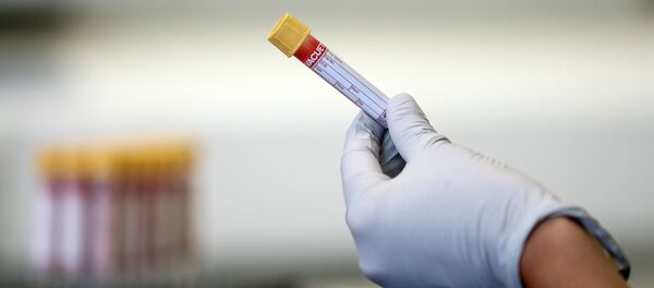 Медициналык кызматкер кан үлгүсү менен прорибканы кармам турат. Архив - Sputnik Кыргызстан