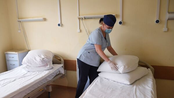 Медсестра в палате городской клинической больницы. Архивное фото - Sputnik Кыргызстан