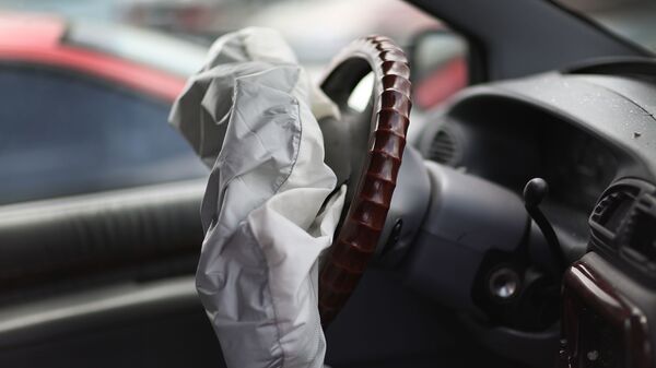 Развернутая подушка безопасности автомобиля. Иллюстративное фото - Sputnik Кыргызстан