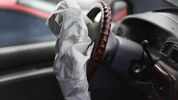 Развернутая подушка безопасности автомобиля. Иллюстративное фото - Sputnik Кыргызстан