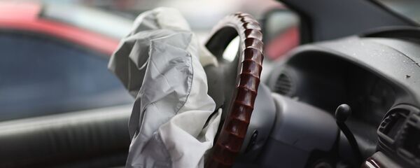 Развернутая подушка безопасности автомобиля. Иллюстративное фото - Sputnik Кыргызстан