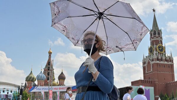 Посетительница на ежегодном российском книжном фестивале на Красной площади - Sputnik Кыргызстан