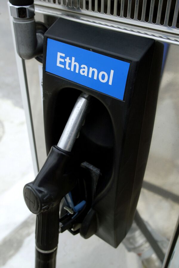 Бензин подешевеет на 3-5 сомов, но надо переделывать моторы? Все о биоэтаноле - Sputnik Кыргызстан