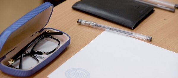 Экзаменге катышкандардын биринин документтери, калемдер жана көз айнек. Архив Экзаменге катышкандардын биринин документтери, калемдер жана көз айнек. Архив - Sputnik Кыргызстан