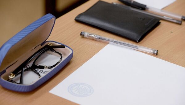 Документы, ручки и очки одного из участников сдачи экзамена. Архивное фото - Sputnik Кыргызстан