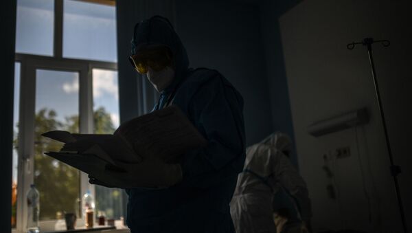 Врачи во время обхода в госпитале для лечения зараженных COVID-19. Архивное фото - Sputnik Кыргызстан