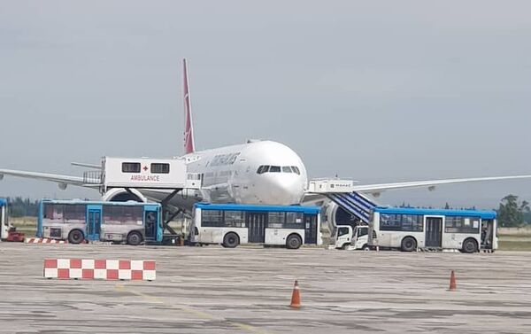 В Кыргызстан из Турции прибыл самолет с 328 гражданами КР, сообщает пресс-служба Министерства иностранных дел - Sputnik Кыргызстан