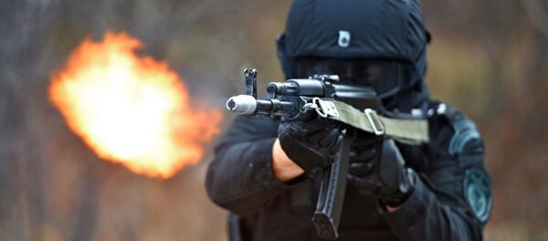 Военнослужащий стреляет из автомата Калашикова на учениях. Архивное фото Военнослужащий стреляет из автомата Калашикова на учениях. Архивное фото - Sputnik Кыргызстан