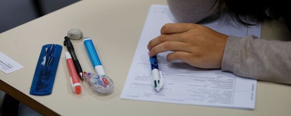 Экзамен тапшырып жаткан студент. Архив - Sputnik Кыргызстан