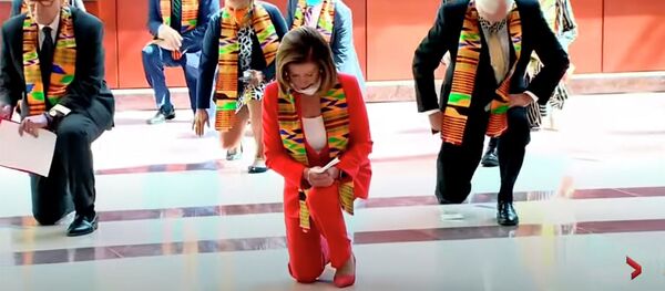 Конгрессмен США встала на колено в память о Флойде и не смогла подняться. Видео - Sputnik Кыргызстан