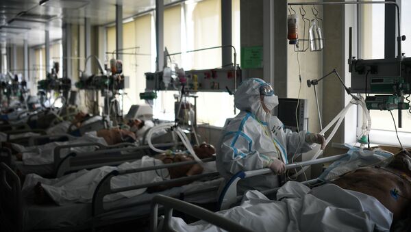Врач обходит пациентов в реанимации больницы. Архивное фото - Sputnik Кыргызстан