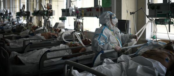 Врач обходит пациентов в реанимации больницы. Архивное фото Врач обходит пациентов в реанимации больницы. Архивное фото - Sputnik Кыргызстан