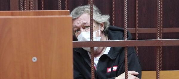 Актёр Михаил Ефремов во время избрания меры пресечения в Таганском суде Москвы Актёр Михаил Ефремов во время избрания меры пресечения в Таганском суде Москвы - Sputnik Кыргызстан