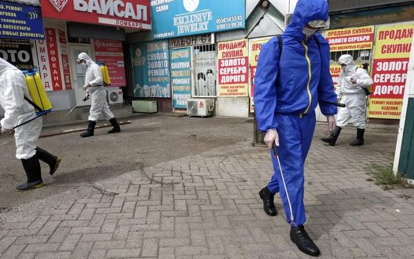 Ранее в мэрии сообщали, что в столице зафиксировали несколько случаев, когда люди сами обращались в медицинские учреждения с подозрением на коронавирус и рассказали, что посещали Орто-Сайский рынок. - Sputnik Кыргызстан