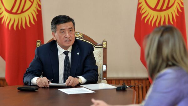 Встреча президента КР Сооронбая Жээнбекова с родственниками погибших во время июньских событий 2010 года - Sputnik Кыргызстан