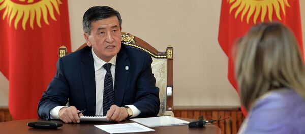 Встреча президента КР Сооронбая Жээнбекова с родственниками погибших во время июньских событий 2010 года - Sputnik Кыргызстан