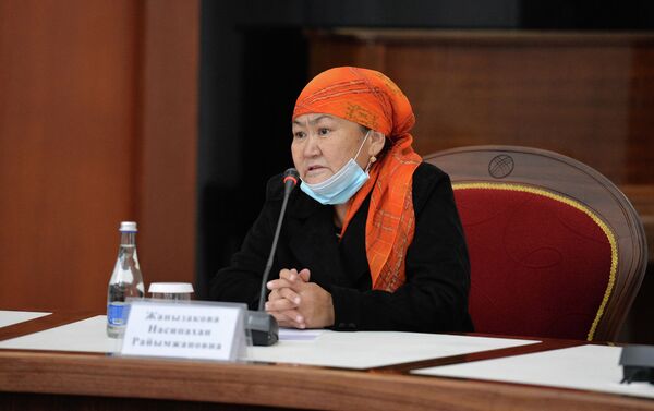 Жээнбеков еще раз выразил им соболезнования, отметив, что потеря родных и близких является невосполнимой утратой, которая тяжело переживается даже по прошествии многих лет - Sputnik Кыргызстан