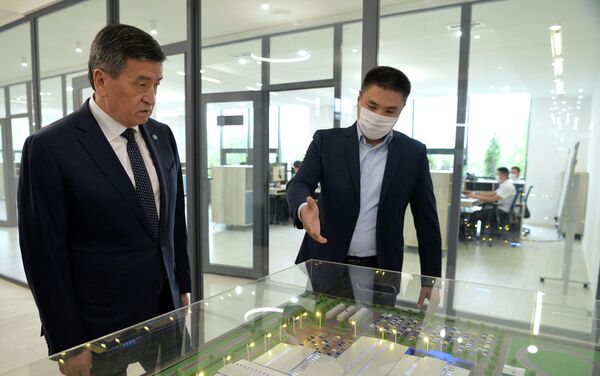 Президент Сооронбай Жээнбеков посетил в Оше автостроительный завод Кыргыз Унаа Курулуш, который в перспективе обеспечит работой до 5 тысяч человек и будет выпускать электробусы - Sputnik Кыргызстан
