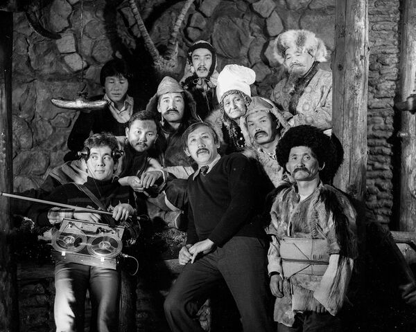Марат Жантелиев с коллегами и представителями старшего поколения, 1984 год - Sputnik Кыргызстан