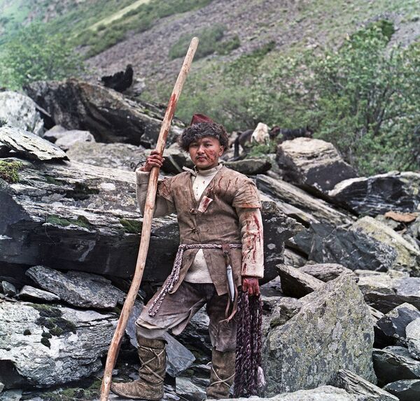 Болочоктогу белгилүү актер ак илбирс менен алышкан Саяктын образында - Sputnik Кыргызстан