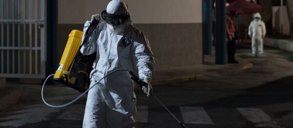 Дезинфекция жүргүзүп жаткан сантирандык кызматкерлер. Архив Дезинфекция жүргүзүп жаткан сантирандык кызматкерлер. Архив - Sputnik Кыргызстан