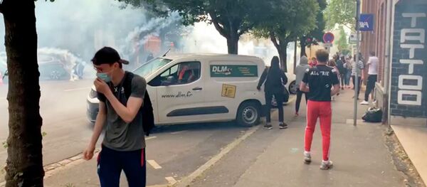 Франциянын полициясы көздөн жаш агызган газ менен элди кубалады - Sputnik Кыргызстан