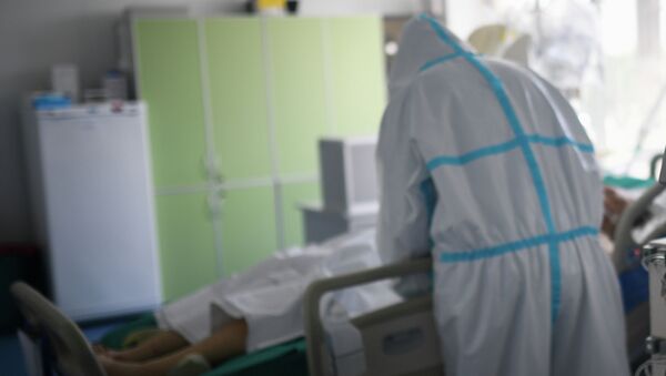 Врач осматривает пациента с COVID-19. Архивное фото - Sputnik Кыргызстан