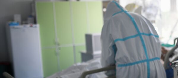 Работа ГКБ № 15 им О. М. Филатова Врач осматривает пациента. Архивное фото - Sputnik Кыргызстан