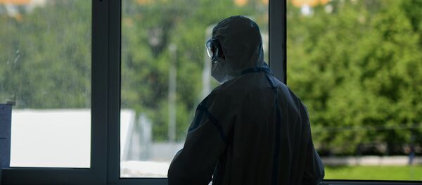 Врач у окна в операционном блоке больницы. Архивное фото - Sputnik Кыргызстан