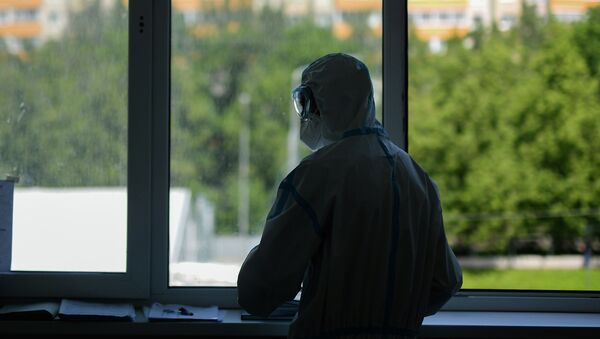 Врач у окна в операционном блоке больницы. Архивное фото - Sputnik Кыргызстан