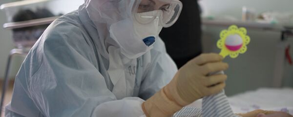 Медициналык кызматкер бөбөк менен ооруканада. Архив - Sputnik Кыргызстан