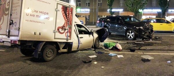 Место автомобильной аварии с участием актера Михаила Ефремова на Смоленской площади в Москве. Место автомобильной аварии с участием актера Михаила Ефремова на Смоленской площади в Москве. - Sputnik Кыргызстан
